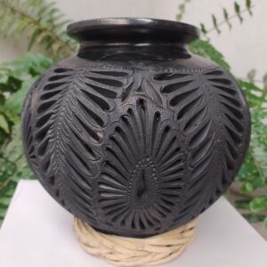 Cántaro calado de flor de hojas extendidas