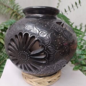 Cántaro calado flores y grabado de hojas