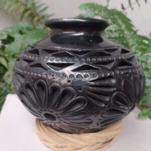 Cántaro redondo calado de flores con triángulos