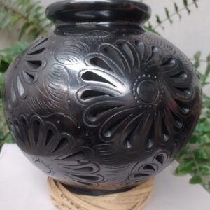 Cántaro calado de flores con hojas