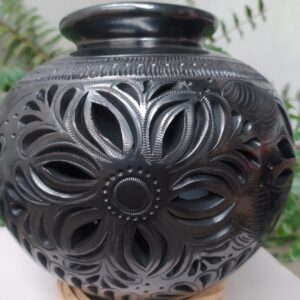 Cántaro calado de diferentes flores y hojas