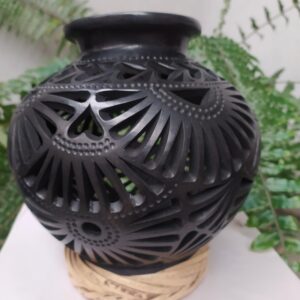 Cántaro calado de flores de hojas largas de gota