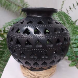 Cántaro de corazones calado con lineas de puntos