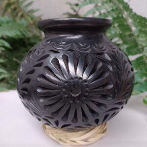 Cántaro pequeño calado de flores con hojas de gota