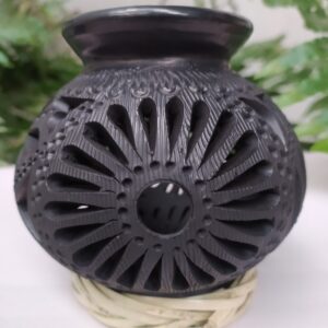 Cántaro pequeño calado de hojas y dos flores