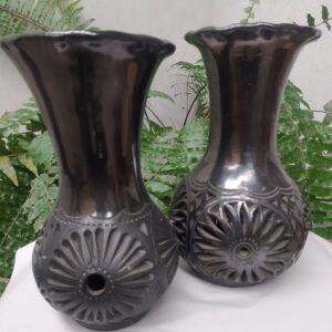 Florero de boca ondulada de cuello alto