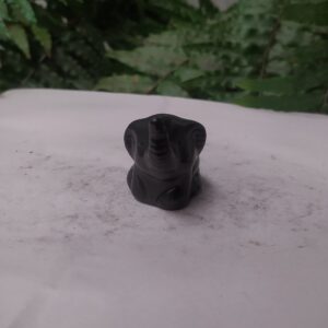 Elefante mini sentado de trompa levantada