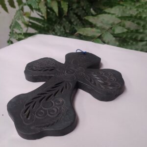 Cruz adornada calada de flores