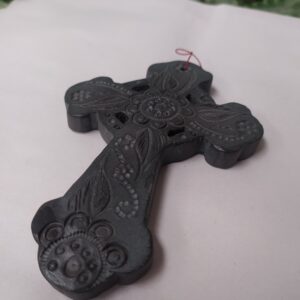 Cruz con flores grabadas
