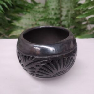 Macetero pequeño con borde calados