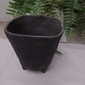 Macetero con cuatro patitas alto